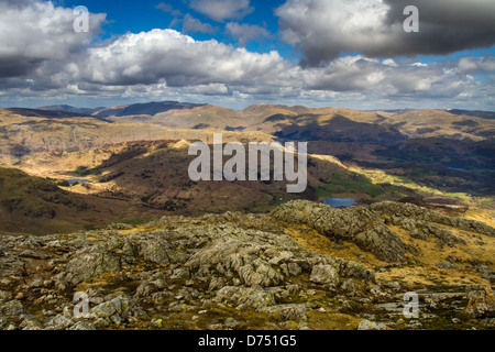 Guardando oltre al Fairfield Horseshoe da Wetherlam, vecchio uomo del ferro di cavallo a Coniston, Lake District, REGNO UNITO Foto Stock