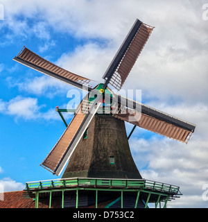 Mulino a vento a Zaanse Schans, Zaandam, North Holland, Paesi Bassi Foto Stock