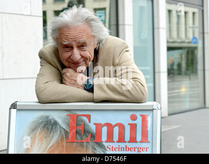 Swiss cabarettista Emil Steinberger pone con il suo teatro poster in Duesseldorf, Germania, 29 aprile 2013. Steinberger eseguirà il suo programma "tre angeli' dal 30 aprile fino al 11 maggio 2013 a Duesseldorf. Foto: HORST OSSINGER Foto Stock