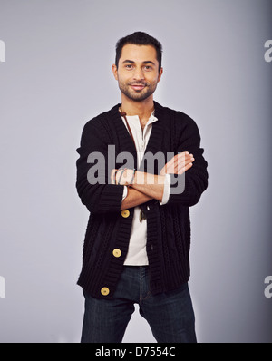 Ritratto di un sorridente di moda guy standing in studio Foto Stock