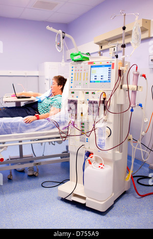 L'emodialisi. Paziente sottoposto a trattamento di emodialisi. Ospedale di Limoges, Francia. Foto Stock