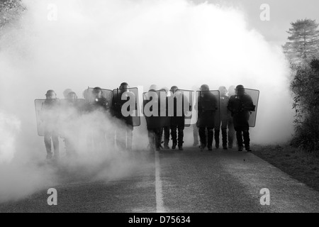 Francese di polizia antisommossa fire gas lacrimogeni durante lo sfratto di anti aeroporto bosco di protesta camp. La cattedrale di Notre Dame des Landes, Nantes, Francia. Foto Stock