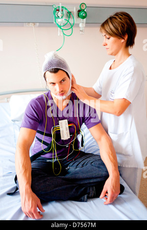 L'uomo sottoposto a esame polysomnographic polisonnografia studio attività fisiologiche del corpo durante il sonno include la misurazione Foto Stock