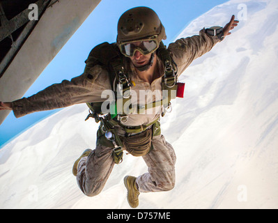 Un marine statunitense salti dal retro di un CH-53E Super Stallion elicottero durante un salto in paracadute a esercitare Eagle risolvere il 26 aprile 2013 su Qatar. Foto Stock