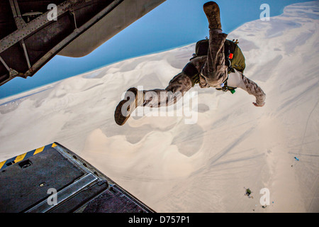 Un marine statunitense salti dal retro di un CH-53E Super Stallion elicottero durante un salto in paracadute a esercitare Eagle risolvere il 26 aprile 2013 su Qatar. Foto Stock