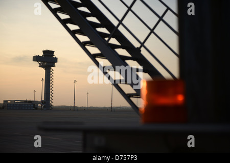Schoenefeld, Germania, che si affaccia sulla torre di Berlin Brandenburg Airport Foto Stock