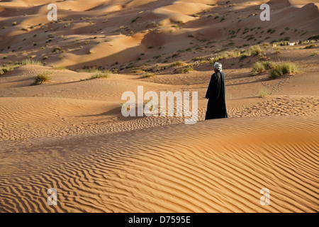 Bedu (Beduino) uomo a Wahiba Sands (Sharqiya Sands), Oman Foto Stock