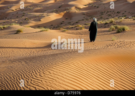 Bedu (Beduino) uomo a Wahiba Sands (Sharqiya Sands), Oman Foto Stock