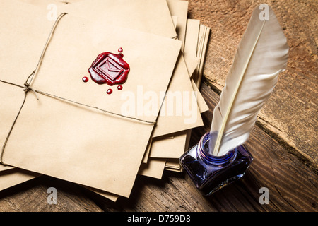 Primo piano di vintage lettere con sigillante rosso e inchiostro blu Foto Stock