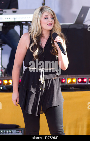 Lauren Alaina American Idol stagione 10 cast esegue su ABC "Good Morning America" come parte del loro concerto estivo serie a Foto Stock