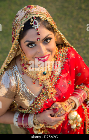 Bella Sposa indiano nel tradizionale abito da sposa Foto Stock