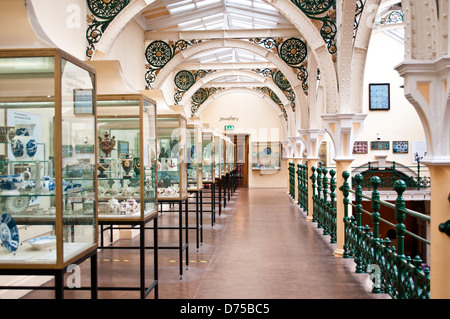 Galleria industriale, la parte originale della Galleria d'arte, Birmingham Museum & Art Gallery, Birmingham, Regno Unito Foto Stock