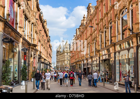 Negozi sulla storica King Edward Street nel quartiere di Victoria, Leeds, West Yorkshire, Regno Unito Foto Stock