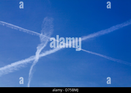 Sentiero di condensazione formando una croce di aria nel cielo Foto Stock