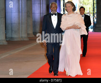 Amsterdam, Paesi Bassi. Il 29 aprile, 2013. Ex Segretario Generale delle Nazioni Unite Kofi Annan e sua moglie Nane Lagergren arriva per una cena in occasione dell'abdicazione della Regina olandese Beatrice e l' investitura del principe Willem Alexander come re, 29 aprile 2013, il Rijksmuseum, di Amsterdam, in Olanda. Foto: Britta Pedersen/dpa/Alamy Live News Foto Stock