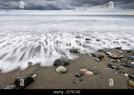 Lavare le onde sulla spiaggia di Fort Ebey del Parco Statale di Whidbey Island, Washington, Stati Uniti d'America Foto Stock