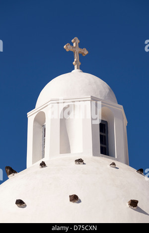 Chiesa bianca cupola di [Convento domenicano] contro [blue sky], closeup dettaglio, Fira, Santorini, Grecia Foto Stock