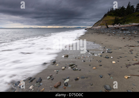 Stormy litorale a Fort Ebey del Parco Statale di Whidbey Island, Washington Foto Stock