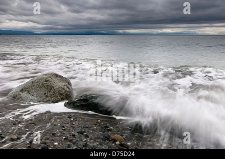 Lavare le onde sulla spiaggia di Fort Ebey del Parco Statale di Whidbey Island, Washington, Stati Uniti d'America Foto Stock