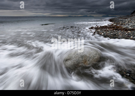 Lavare le onde sulla spiaggia di Fort Ebey del Parco Statale di Whidbey Island, Washington, Stati Uniti d'America Foto Stock