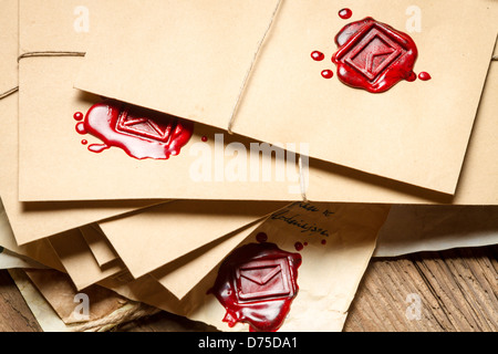 Pila di buste vintage con sigillante rosso Foto Stock
