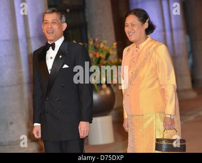 In Tailandia la principessa Maha Chakri Sirindhorn (R) il tailandese e il Principe ereditario Maha Vajiralongkorn arriva per una cena in occasione dell'abdicazione della Regina olandese Beatrice e l' investitura del principe Willem Alexander come re, 29 aprile 2013, il Rijksmuseum, di Amsterdam, in Olanda. Foto: Britta Pedersen/dpa Foto Stock