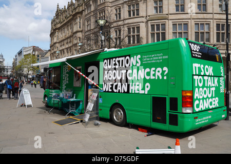 MacMillan oncology support bus di informazioni nel centro di Sheffield in Inghilterra Foto Stock