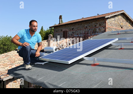 Torre Alfina, Italia, installando un impianto solare sul tetto di una casa indipendente Foto Stock
