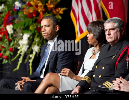 Il presidente Barack Obama acciglia come First Lady Michelle Obama guarda a lui durante un memoriale di servizio per i vigili del fuoco che hanno perso la vita Foto Stock