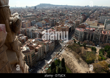 Una vista dalla Sagrada Familia Catherdral da Gaudì a Barcellona. Foto Stock