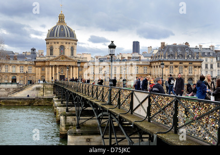 Istituto di Francia e il Pont des Arts Parigi centrale Francia Foto Stock