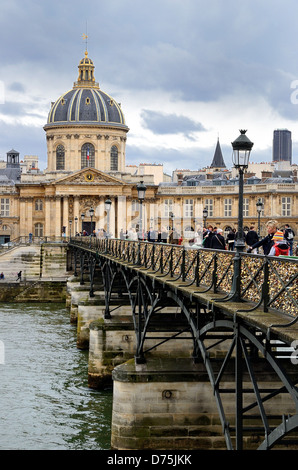 Istituto di Francia e il Pont des Arts Parigi centrale Francia Foto Stock