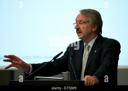 Berlino, Germania. Il 29 aprile 2013. Esperti internazionali e discutere di problemi attuali e futuri nel simposio scientifico su "gestione di grandi corpora di dati' all'Assemblea generale di tutte le accademie europee nel mese di aprile 2013 a Berlino. Ministro federale dell'istruzione e della ricerca Johanna Wanka detiene un saluto a Berlino-brandeburgo Accademia delle Scienze. Immagine: prof. Günter Stock, Presidente dell'ALLEA, dare un discorso di benvenuto. Foto Stock