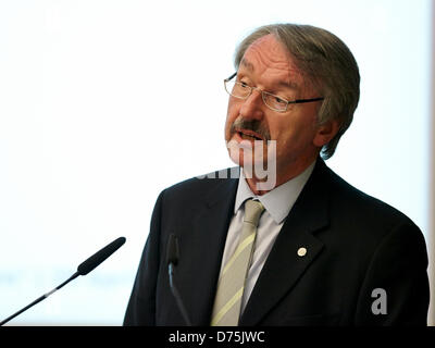 Berlino, Germania. Il 29 aprile 2013. Esperti internazionali e discutere di problemi attuali e futuri nel simposio scientifico su "gestione di grandi corpora di dati' all'Assemblea generale di tutte le accademie europee nel mese di aprile 2013 a Berlino. Ministro federale dell'istruzione e della ricerca Johanna Wanka detiene un saluto a Berlino-brandeburgo Accademia delle Scienze. Immagine: prof. Günter Stock, Presidente dell'ALLEA, dare un discorso di benvenuto. Foto Stock