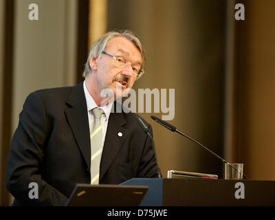 Berlino, Germania. Il 29 aprile 2013. Esperti internazionali e discutere di problemi attuali e futuri nel simposio scientifico su "gestione di grandi corpora di dati' all'Assemblea generale di tutte le accademie europee nel mese di aprile 2013 a Berlino. Ministro federale dell'istruzione e della ricerca Johanna Wanka detiene un saluto a Berlino-brandeburgo Accademia delle Scienze. Immagine: prof. Günter Stock, Presidente dell'ALLEA, dare un discorso di benvenuto. Foto Stock