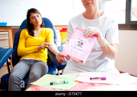 Giovane donna con un campione di sangue. Foto Stock