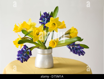 Giunchiglie, giacinti, tulipani ancora vita in vaso. Foto Stock