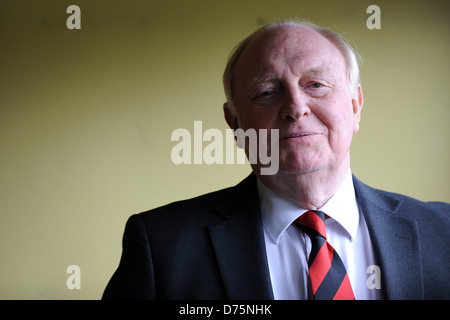 Ex leader laburista Neil Kinnock raffigurato in Cardiff. Foto Stock