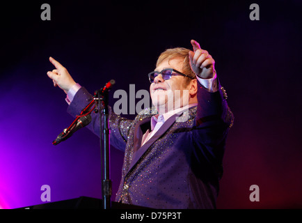 Musicista inglese Sir Elton John compie durante un evento live in spagnolo isola delle Baleari di Ibiza. Foto Stock