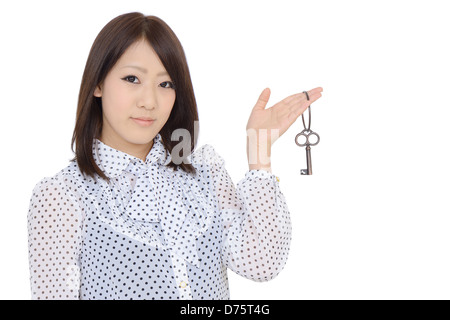 Bella giovane donna asiatica holding portachiavi in mano Foto Stock