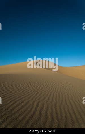 Ripples attraverso dune di fronte a Eureka Dunes, Parco Nazionale della Valle della Morte, California Foto Stock