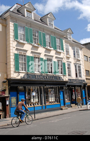 Blackwells Bookshop sugli indirizzi di massima per le politiche in Oxford Inghilterra Foto Stock