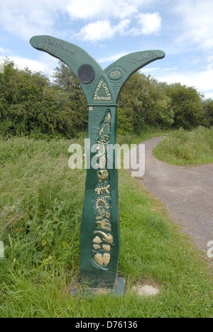 Una ghisa milepost segnando un ingresso alla pista ciclabile lungo il disuso la linea ferroviaria da Chippenham a Calne in Inghilterra. Foto Stock