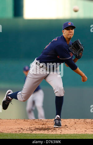 Aprile 29, 2013 - Kansas City, MO, Stati Uniti d'America - 29 Aprile 2013: Ubaldo Jimenez #30 dei Cleveland Indians in azione durante la partita MLB tra Cleveland Indians e il Kansas City Royals presso Kauffman Stadium di Kansas City MO Foto Stock