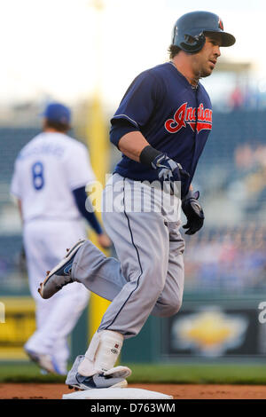 Aprile 29, 2013 - Kansas City, MO, Stati Uniti d'America - 29 Aprile 2013: Jason Kipnis #22 dei Cleveland Indians capi oltre la terza dopo aver colpito un home run nel primo inning durante la MLB gioco tra il Cleveland Indians e il Kansas City Royals presso Kauffman Stadium di Kansas City MO Foto Stock