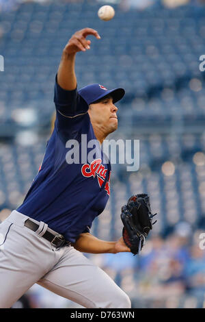 Aprile 29, 2013 - Kansas City, MO, Stati Uniti d'America - 29 Aprile 2013: Ubaldo Jimenez #30 dei Cleveland Indians in azione durante la partita MLB tra Cleveland Indians e il Kansas City Royals presso Kauffman Stadium di Kansas City MO Foto Stock