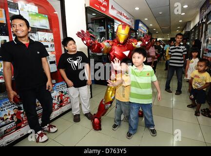 Surabaya, Indonesia. Aprile 28, 2013. Una replica della American super hero, uomo del ferro in azione per intrattenere i visitatori Plaza Marina, gadget e electronics shopping center a Surabaya. Iron Man 3 è in piena espansione in Indonesia, quasi in ogni spettacolo, centinaia di spettatori specialmente bambini fodera fino a guardare il film. (Foto di Robertus Pudyanto/AFLO/Alamy Live News) Foto Stock