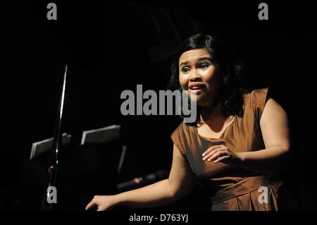 Aprile 28, 2013, Surabaya, Indonesia - Bernadeta Astari (solista indonesiano) esecuzione in concerto di musica classica titolo in tutto il mondo, collaborando con Pieternel Berkers (olandese della fisarmonica) e Kanako Inoue (pianista giapponese) a Cak Durasim edificio. (Foto di Robertus Pudyanto/AFLO) Foto Stock