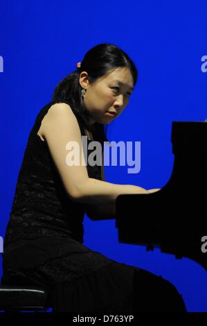 Aprile 28, 2013, Surabaya, Indonesia - Kanako Inoue, pianista giapponese, eseguendo in concerto di musica classica titolo in tutto il mondo, collaborando con Pieternel Berkers (olandese della fisarmonica) e Bernadeta Astari (solista indonesiano) a Cak Durasim edificio. (Foto di Robertus Pudyanto/AFLO) Foto Stock