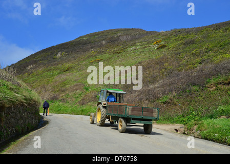 Il trattore e il rimorchio che trasportano le forniture fino Harbour Hill, maggiore Sark, Sark, il Baliato di Guernsey, Isole del Canale Foto Stock